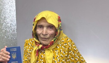 На Вінниччині 99-річна жінка вперше отримала закордонний паспорт, щоб поїхати до онуків у Нідерланди