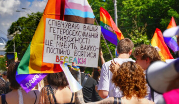Один веселковий прапор і тисячі образ: як мова ворожнечі підживлює російську пропаганду та стає інструментом маніпуляцій?