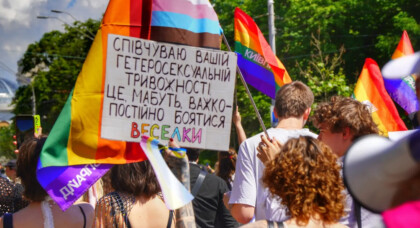 Один веселковий прапор і тисячі образ: як мова ворожнечі підживлює російську пропаганду та стає інструментом маніпуляцій?