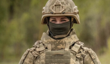 Українським військовослужбовицям передали перші 2000 бронежилетів, адаптованих до жіночої анатомії