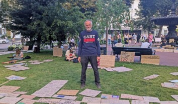 Комунальники двічі забирали плакати як сміття, а в суботу зняли асфальт: розповідь Ігоря, який опікується картонками на протестах Комунальники двічі забирали плакати як сміття, а в суботу зняли асфальт: розповідь Ігоря, який опікується картонками на протестах