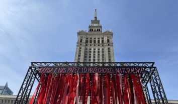 У центрі Варшави зʼявилася інсталяція, що закликає забезпечити доступ до менструальних засобів гігієни