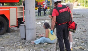 В Запоріжжі під час обстрілу дві людини загинули, щонайменше десять поранені В Запоріжжі під час обстрілу дві людини загинули, щонайменше десять поранені
