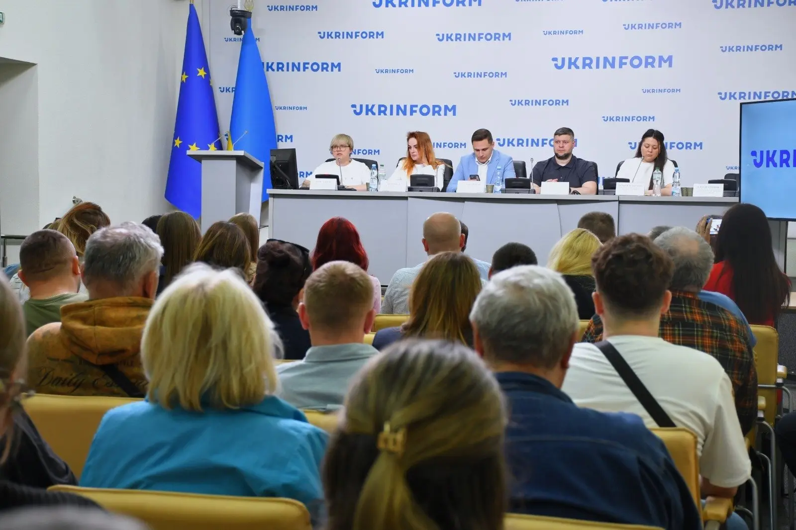У залі агентства "Укрінформ" відбувається публічна дискусія: п’ятеро спікерів сидять за столом перед аудиторією.