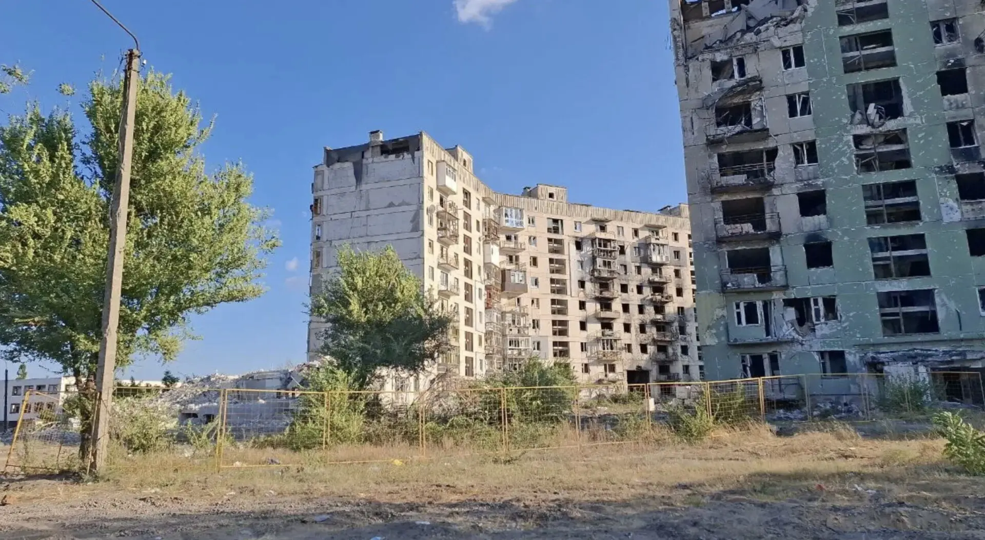 Пошкоджені внаслідок російських обстрілів багатоповерхові житлові будинки в тимчасово окупованому Сіверськодонецьку, частина з яких має значні руйнування фасадів, вибиті вікна та знищені верхні поверхи.