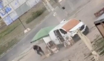 Russian “human safari”: Video shows drone chasing and attacking street vendor in Kherson Russian “human safari”: Video shows drone chasing and attacking street vendor in Kherson