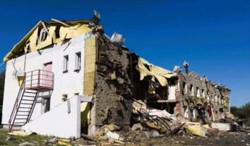 Російські військові обстрілом зруйнували два гуртожитки для переселенців на Харківщині Російські військові обстрілом зруйнували два гуртожитки для переселенців на Харківщині
