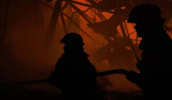 Росіяни вдарили по складу у Чернігові: є постраждалі, під завалами шукають людей