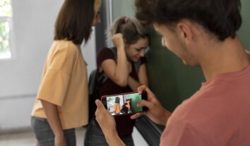 Підлітки все частіше вдаються до цькування однолітків та вчителів із застосуванням цифрових технологій: яке покарання призначають суди
