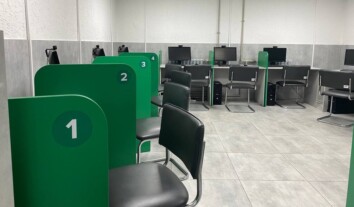 В Україні іноземці та люди без громадянства зможуть складати іспит з ПДР англійською
