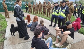 “Це повернення до часів Януковича”: на Теремках близько 150 правоохоронців перекрили доступ до парку – активістка “Це повернення до часів Януковича”: на Теремках близько 150 правоохоронців перекрили доступ до парку – активістка