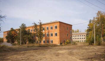 На Харківщині колишню школу-інтернат реконструюють під житло для понад 70 родин ВПО