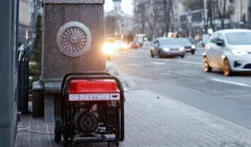 Через російські обстріли в частині областей України запровадили аварійні відключення світла