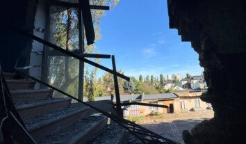 Вибухотехніки знешкодили частину російського дрона, що влучив у школу в Києві та не вибухнув