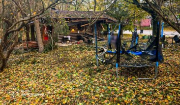 Росіяни вдарили дроном по парку на Харківщині: загинули шестеро людей, серед них троє дітей