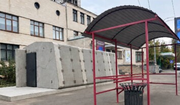 У Києві встановлюють перше мобільне укриття біля зупинки громадського транспорту