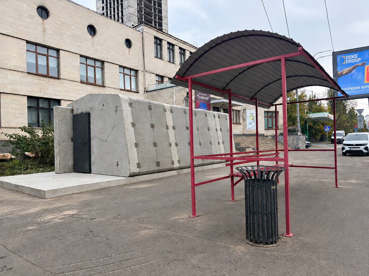 Перше мобільне укриття поблизу зупинки громадського транспорту у Києві