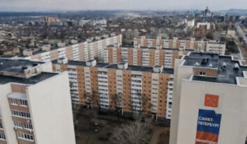 Жінка, яка заселилася в “безхазяйну” квартиру в Маріуполі, розшукала власницю і запитала, чи планує та повернутися