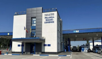 На пункті пропуску між Молдовою та Україною снаряд влучив у рейсовий автобус: поранений прикордонник